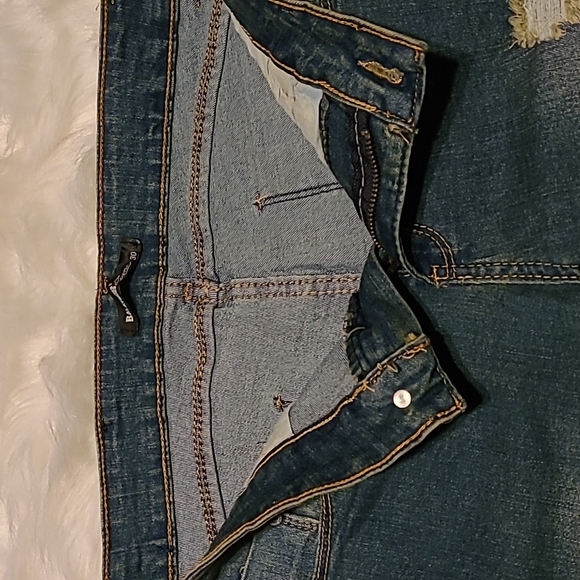 Distressed Jean's - Picture 3 of 6